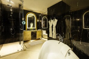 Baignoire et douche séparées, articles de toilette de luxe, peignoirs