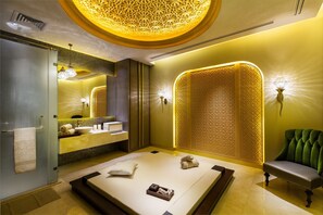 カップル用トリートメントルーム、ボディ トリートメント、ホットストーンマッサージ、スウェーデン式マッサージ、タイ式マッサージ、ボディラップ