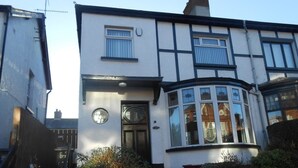 Front of property - Belfastbreaks - Modern 4 Bedroom Townhouse in South Belfast (Belfast)