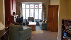 Lobby sitting area - Belfastbreaks - Modern 4 Bedroom Townhouse in South Belfast (Belfast)