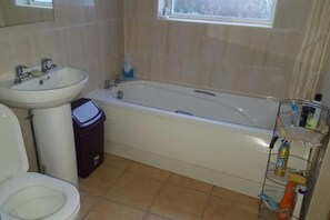 Basic-Haus, 4 Schlafzimmer | Badezimmer | Badewanne und Dusche (separat), kostenlose Toilettenartikel