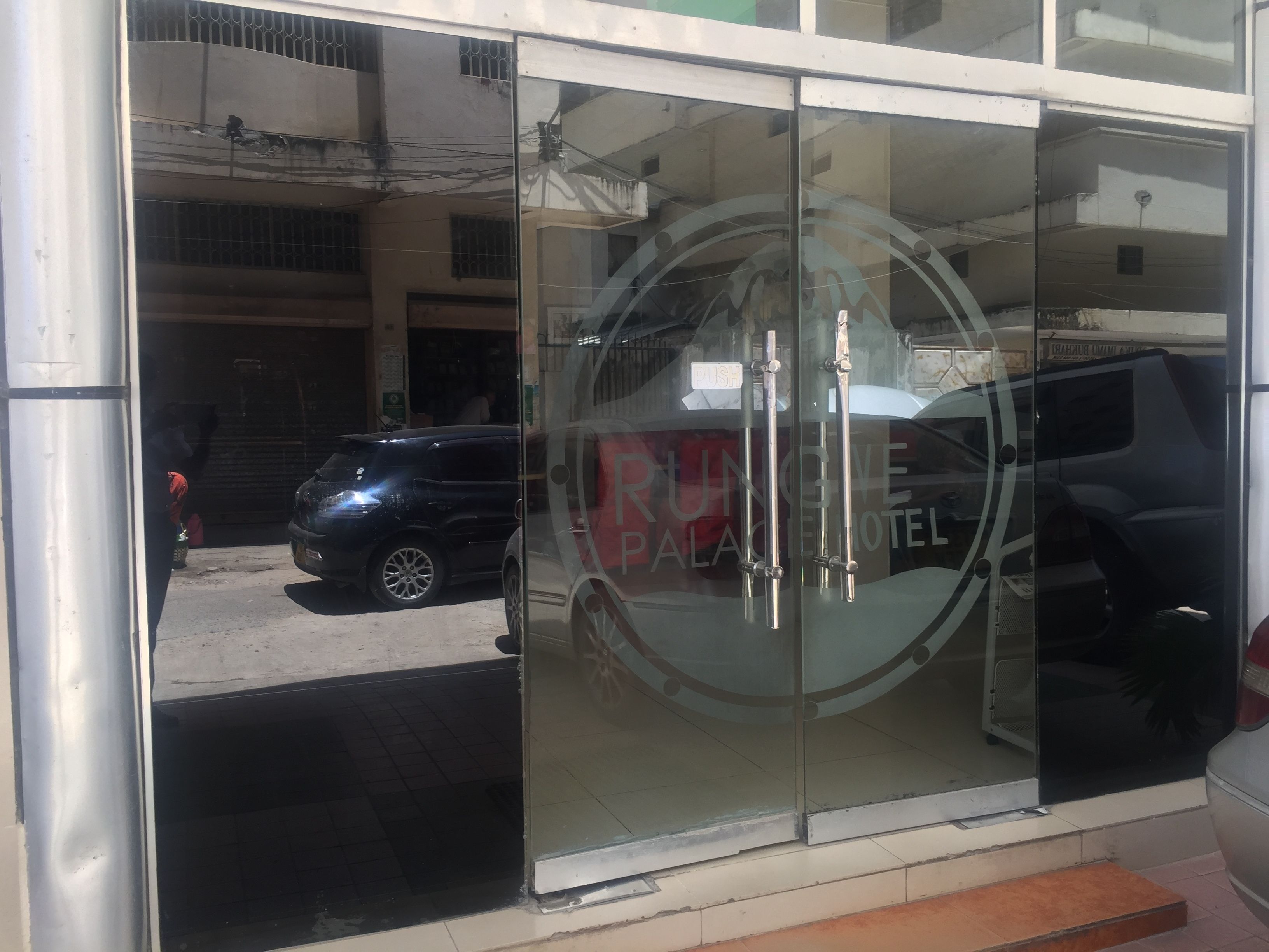 숙박 시설 입구