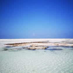 Di pantai, pasir putih, kerusi lepak pantai, payung