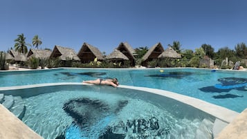 Kolam renang indoor dan kolam renang outdoor