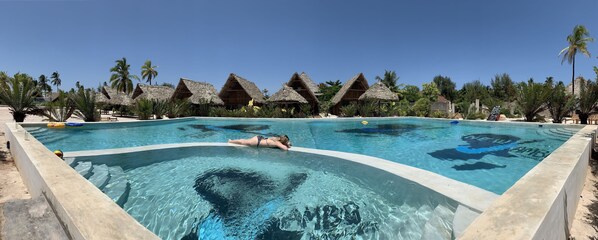 Indoor pool, outdoor pool - New Jambo Bungalows - Hostel (Paje)