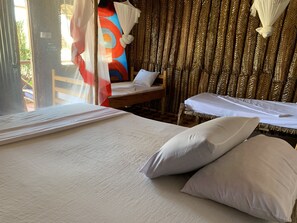 Double Room | Bed sheets - New Jambo Bungalows - Hostel (Paje)