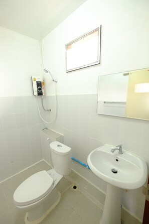 Standard Twin Room | Bathroom | Shower, deep soaking tub, free toiletries, hair dryer - Mini Guesthouse (Mae Sariang)