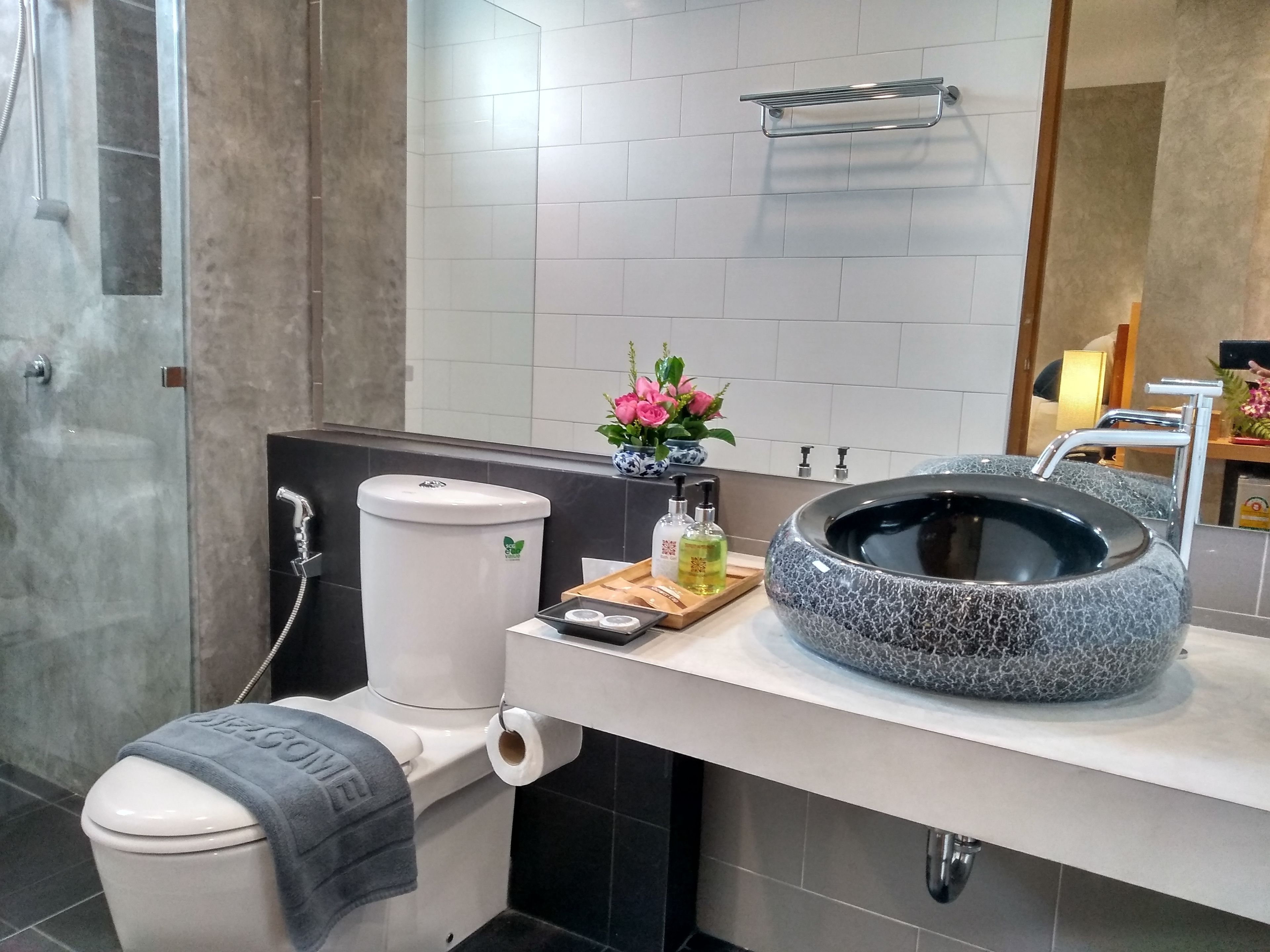 Deluxe Double Room, 1 King Bed, Balcony, Mountain View | Bathroom