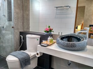 Doppia Deluxe, 1 letto king, balcone, vista montagna | Bagno | Doccia, set di cortesia gratuito, asciugamani