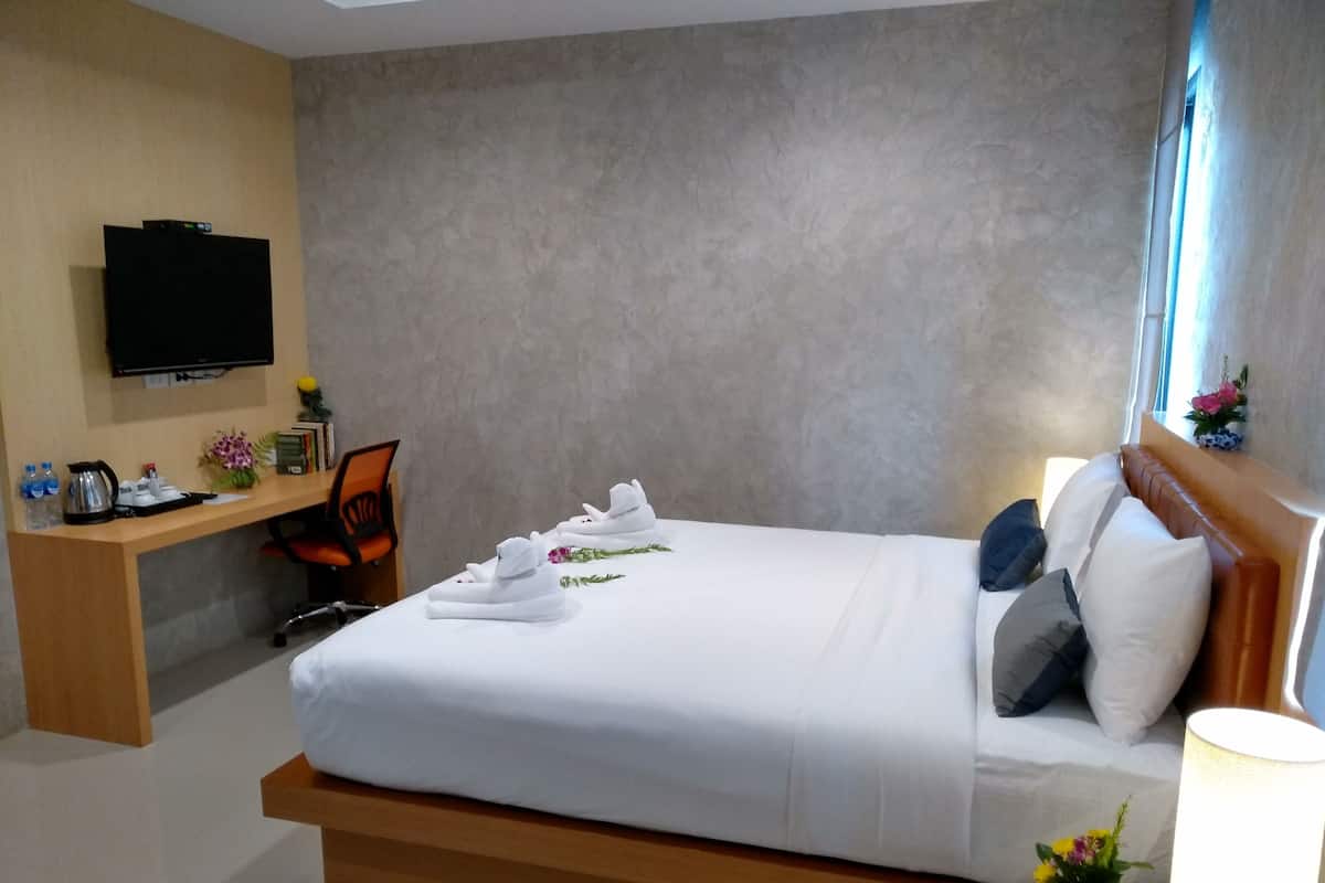 Deluxe Double Room, 1 Katil Raja (King) | Peti besi dalam bilik, meja, langsir/tirai gelap terus, Wi-fi percuma
