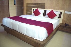 Deluxe Room, 1 Double Bed | In-room safe, desk, soundproofing, free WiFi