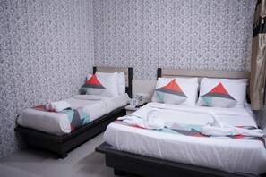 Habitació familiar, diversos llits | Caixa forta a l'habitació, escriptori i habitacions insonoritzades 