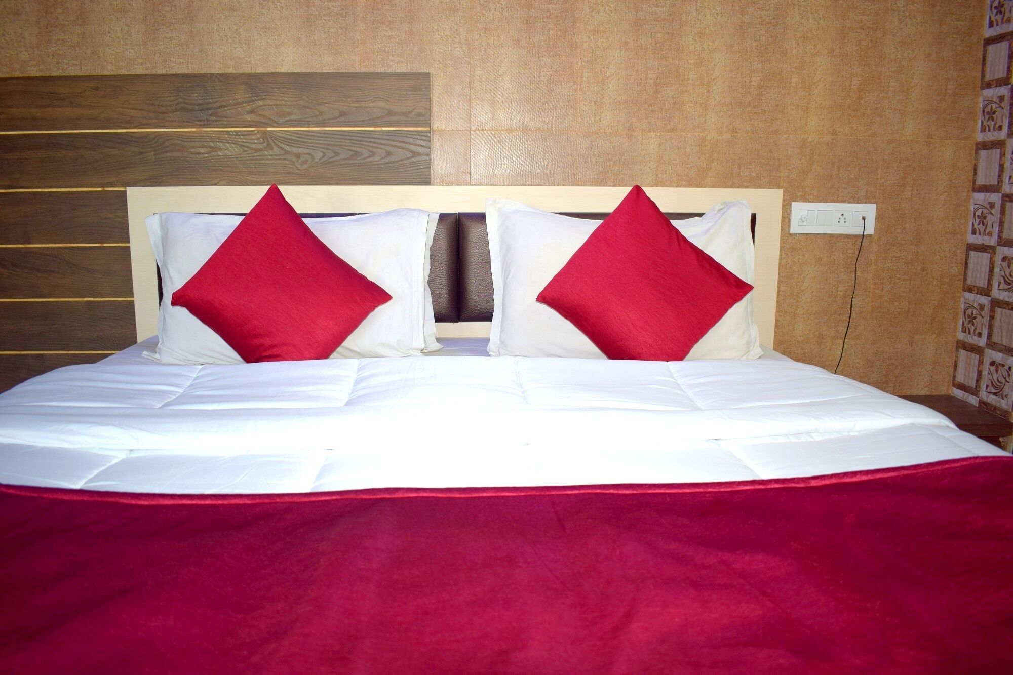 Deluxe Room, 1 Double Bed | In-room safe, desk, soundproofing, free WiFi
