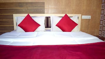 Habitación Deluxe, 1 cama matrimonial | Caja de seguridad en la habitación, escritorio y insonorización