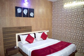 Deluxe Room, 1 Double Bed | In-room safe, desk, soundproofing, free WiFi