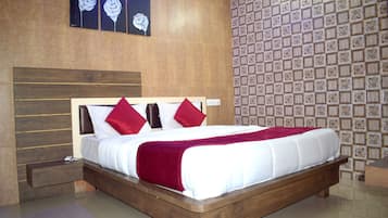 Habitación Deluxe, 1 cama matrimonial | Caja de seguridad en la habitación, escritorio y insonorización