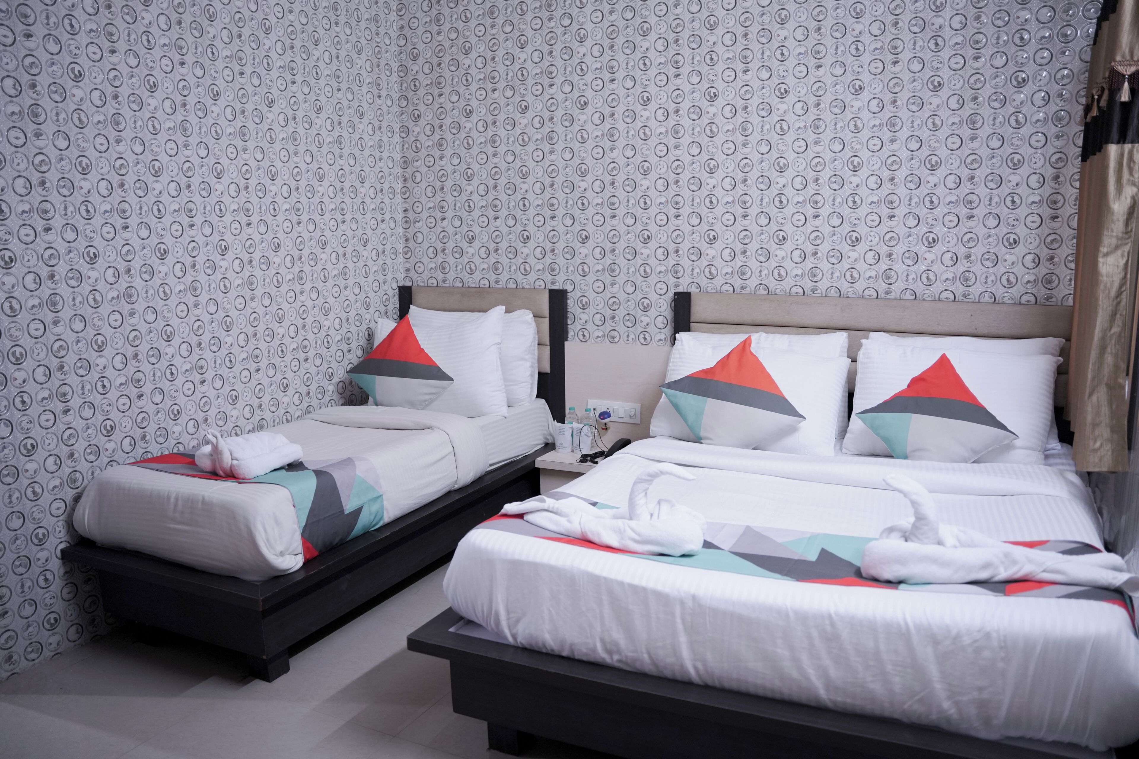 Habitación familiar, varias camas | Caja de seguridad en la habitación, escritorio y insonorización 