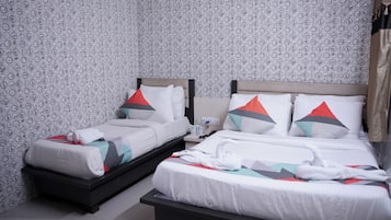 Habitación familiar, varias camas | Caja de seguridad en la habitación, escritorio y insonorización