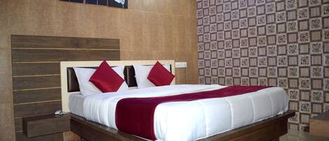 In-room safe, desk, soundproofing, free WiFi