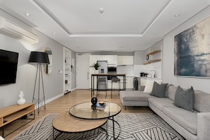 Classic-Apartment, 1 Schlafzimmer | Wohnbereich | Flachbildfernseher