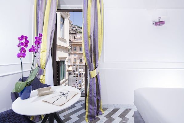 Phòng Suite Junior, ban công | Bộ đồ giường cao cấp, minibar, két bảo mật tại phòng 