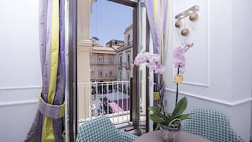 Habitación doble Deluxe, balcón | Ropa de cama de alta calidad y minibar