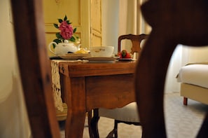 Superior Double or Twin Room, Ensuite | Desk, iron/ironing board, free WiFi, bed sheets - Casa Ardizzoni (Bologna)