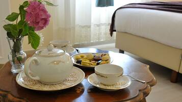 Camera Superior con letto matrimoniale o 2 letti singoli, bagno in camera | Una scrivania, ferro/asse da stiro, Wi-Fi gratuito, lenzuola