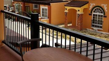 Six-Bedroom House | Balcony