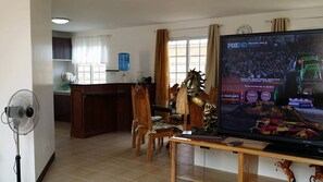 하우스, 침실 6개 | 거실 공간 | 평면 TV