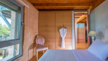 1 bedroom, in-room safe, desk, iron/ironing board