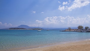 Beach nearby, white sand, beach bar