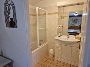 Doppelzimmer | Badezimmer | Komfortbadewanne, Haartrockner, Handtücher