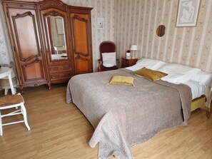 2 quartos, individualmente decorados, individualmente mobiliados