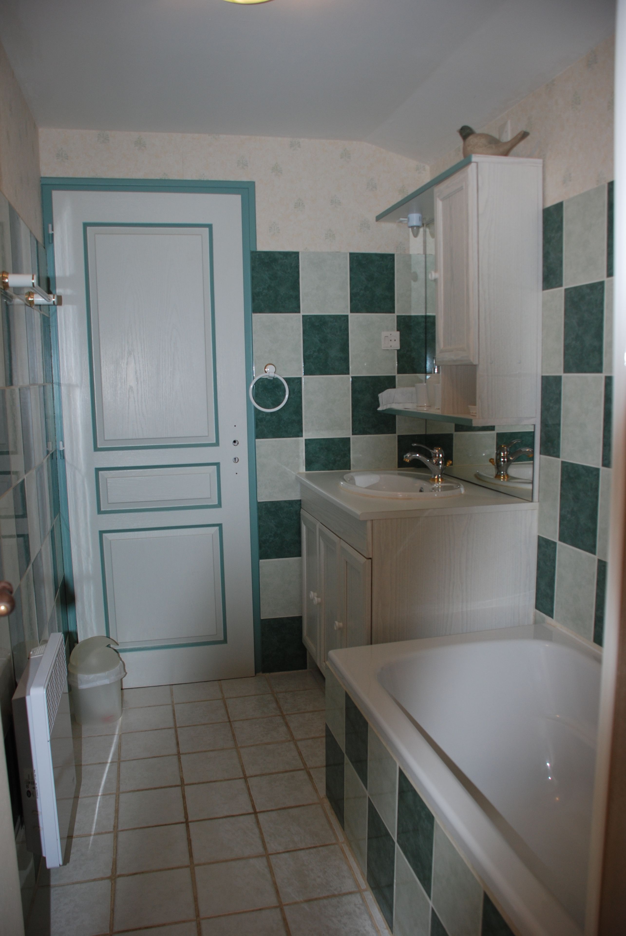 Un baño pequeño con inodoro, lavamanos y bañera.