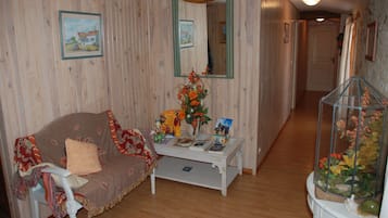 Double Room | 2 bedrooms, individually decorated, individually furnished, desk