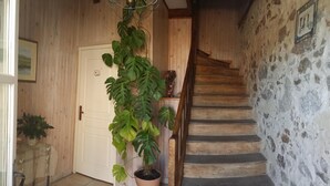A wooden staircase with a potted plant beside it. - Le Logis de la Lande (La Boissiere-des-Landes)