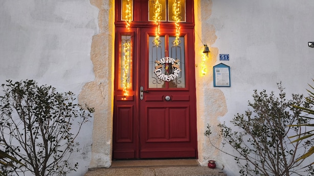 A red door with a wreath, a bell, and a number plaque. - Le Logis de la Lande (La Boissiere-des-Landes)