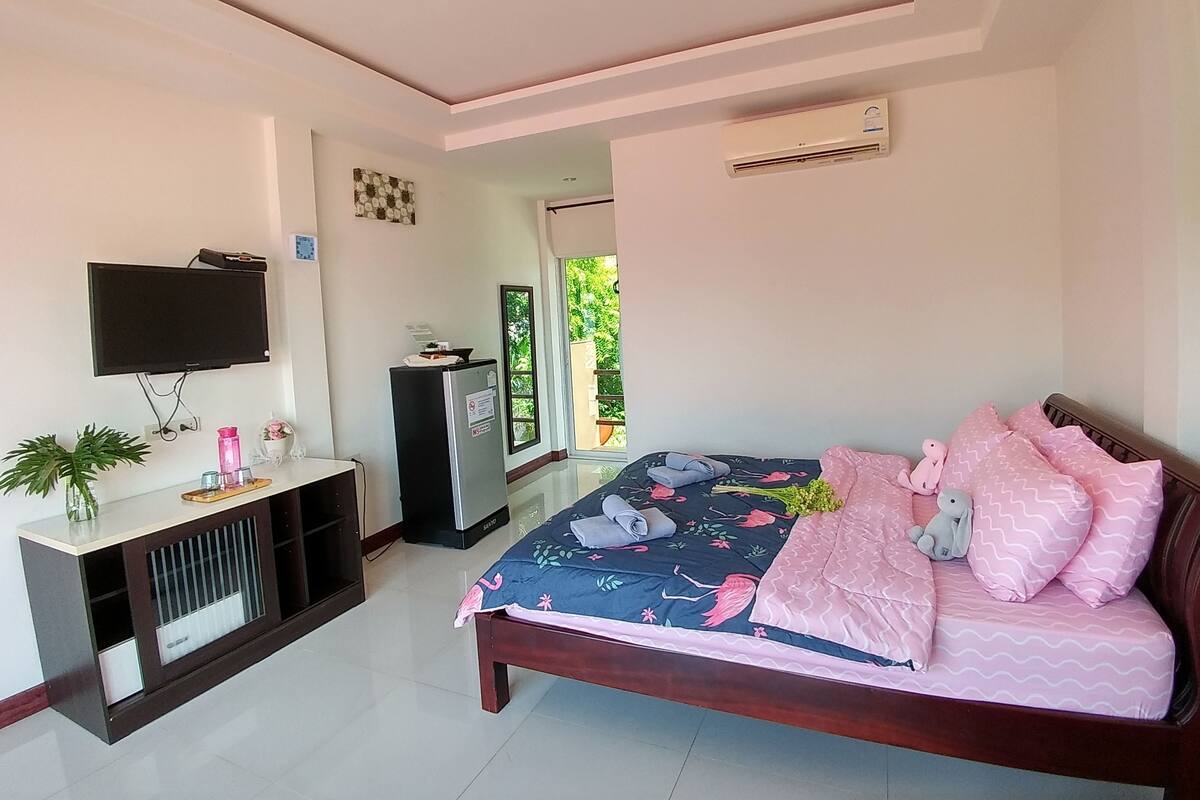Deluxe Room with Balcony | Blackout curtains, free WiFi