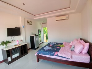 Deluxe Room with Balcony | Blackout drapes, free WiFi