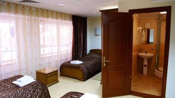 Standardværelse til 3 personer | Skrivebord, gratis Wi-Fi, sengetøj