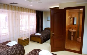 Standard-Dreibettzimmer | Schreibtisch, kostenloses WLAN, Bettwäsche