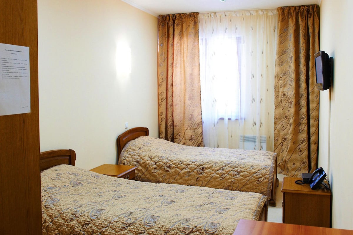 Escritorio, wifi gratis y ropa de cama