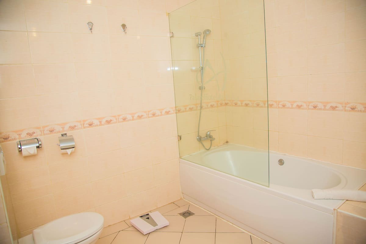 deluxe room, 1 double bed, non smoking | bathroom | deep-soaking bathtub, rainfall showerhead, free toiletries, hair dryer