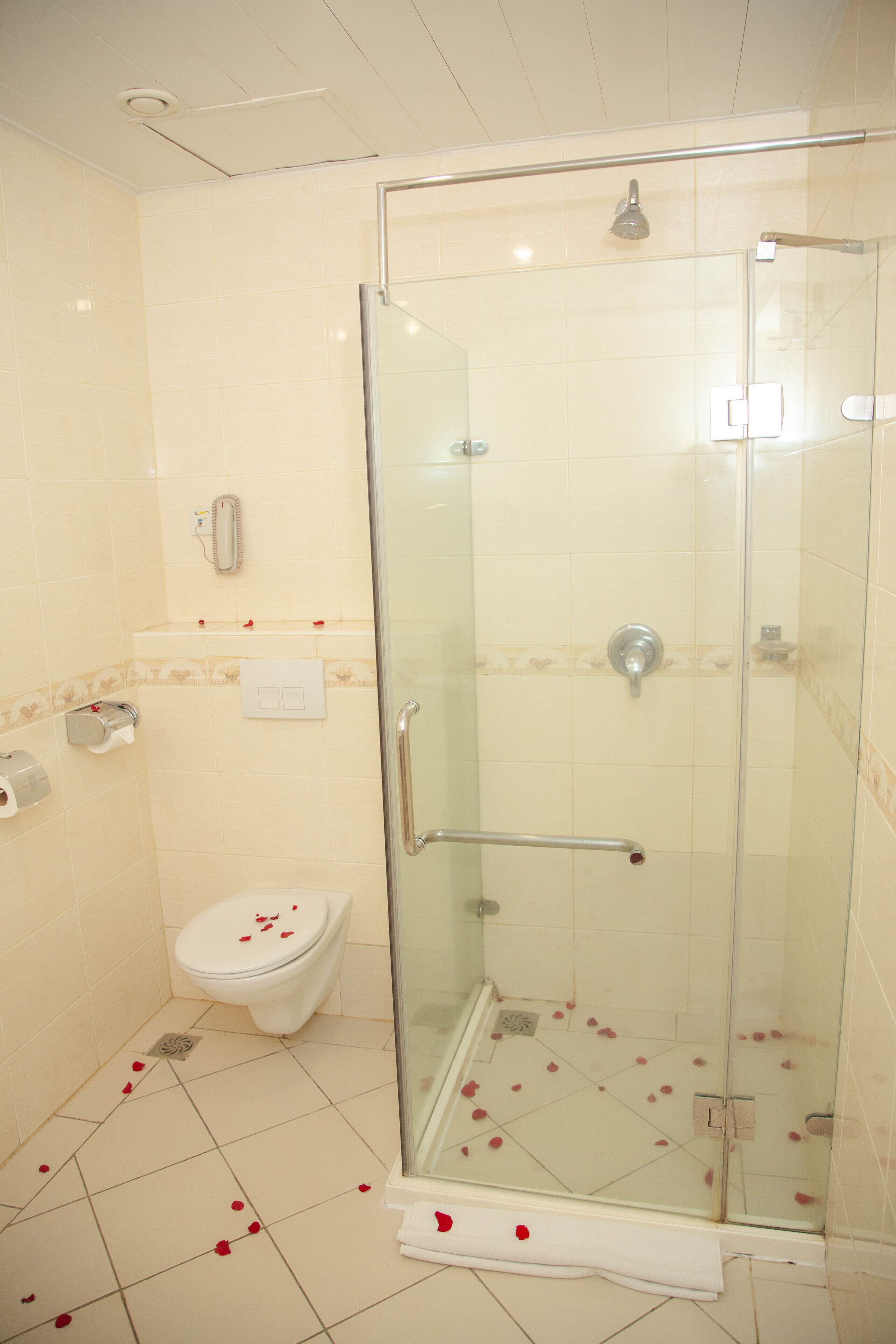 standard room, 1 double bed, non smoking, city view | bathroom | deep-soaking bathtub, rainfall showerhead, free toiletries, hair dryer