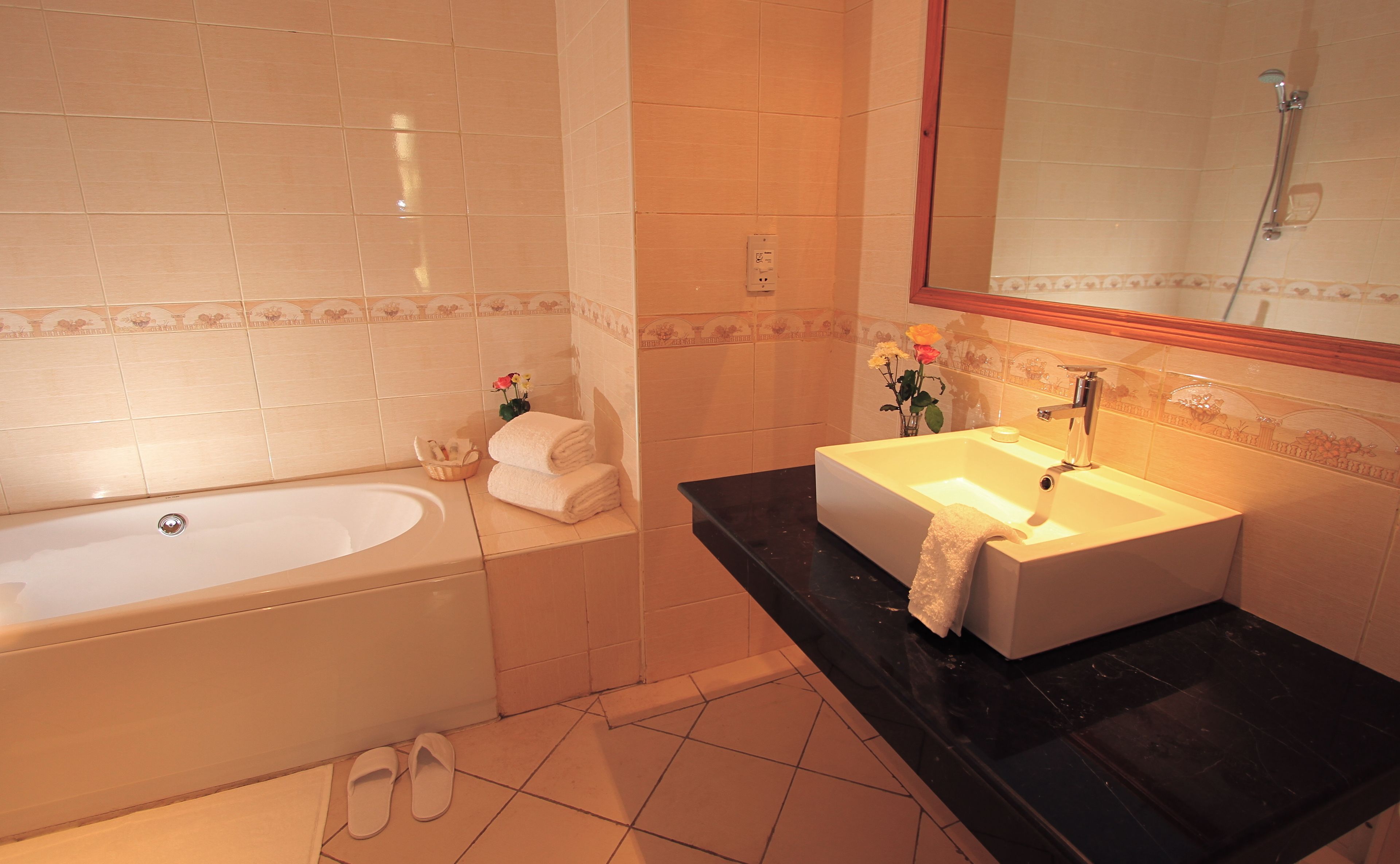 deluxe suite, 1 queen bed, non smoking | bathroom | deep-soaking bathtub, rainfall showerhead, free toiletries, hair dryer