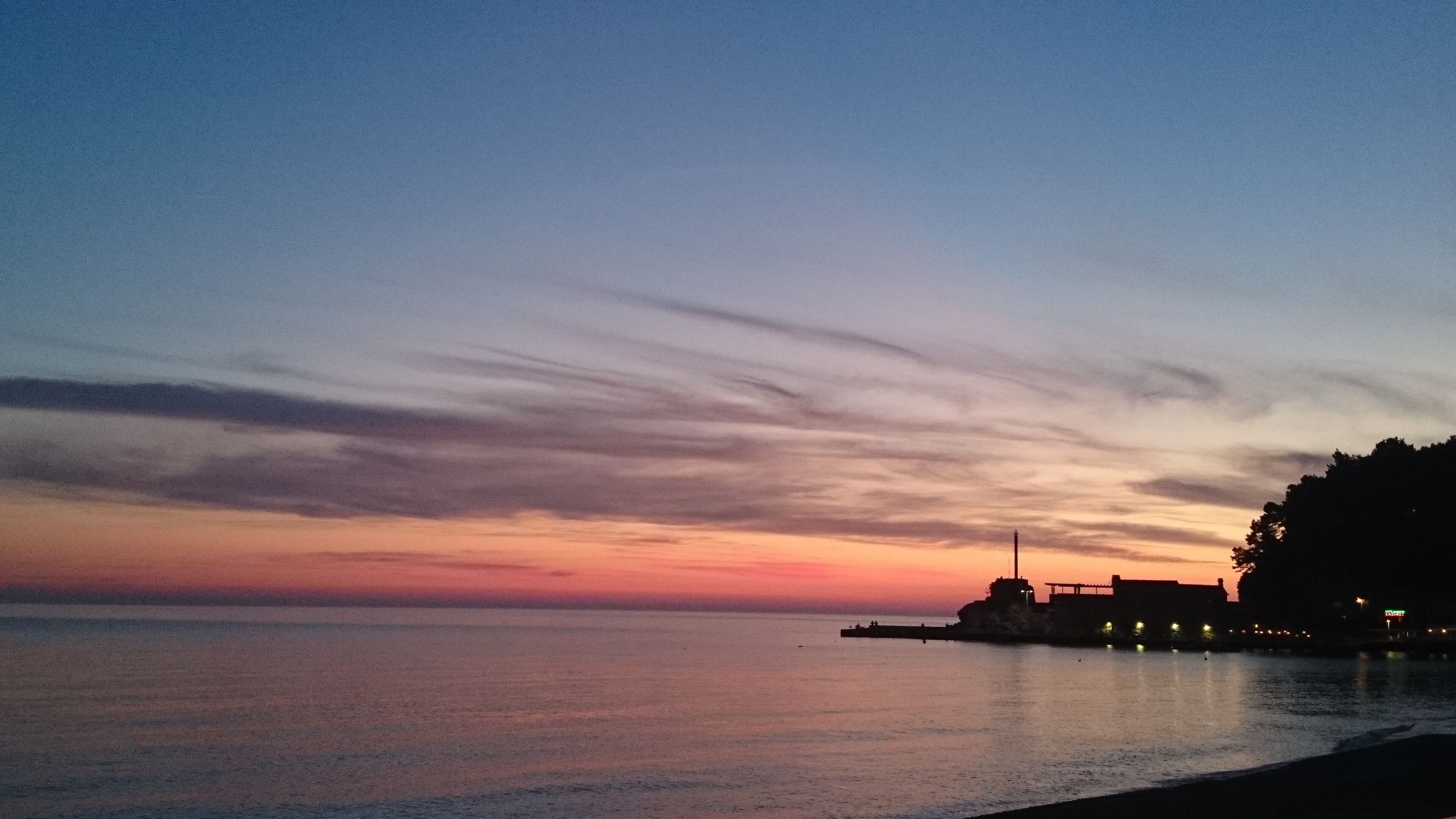 beach nearby, white sand, sun-loungers, beach umbrellas