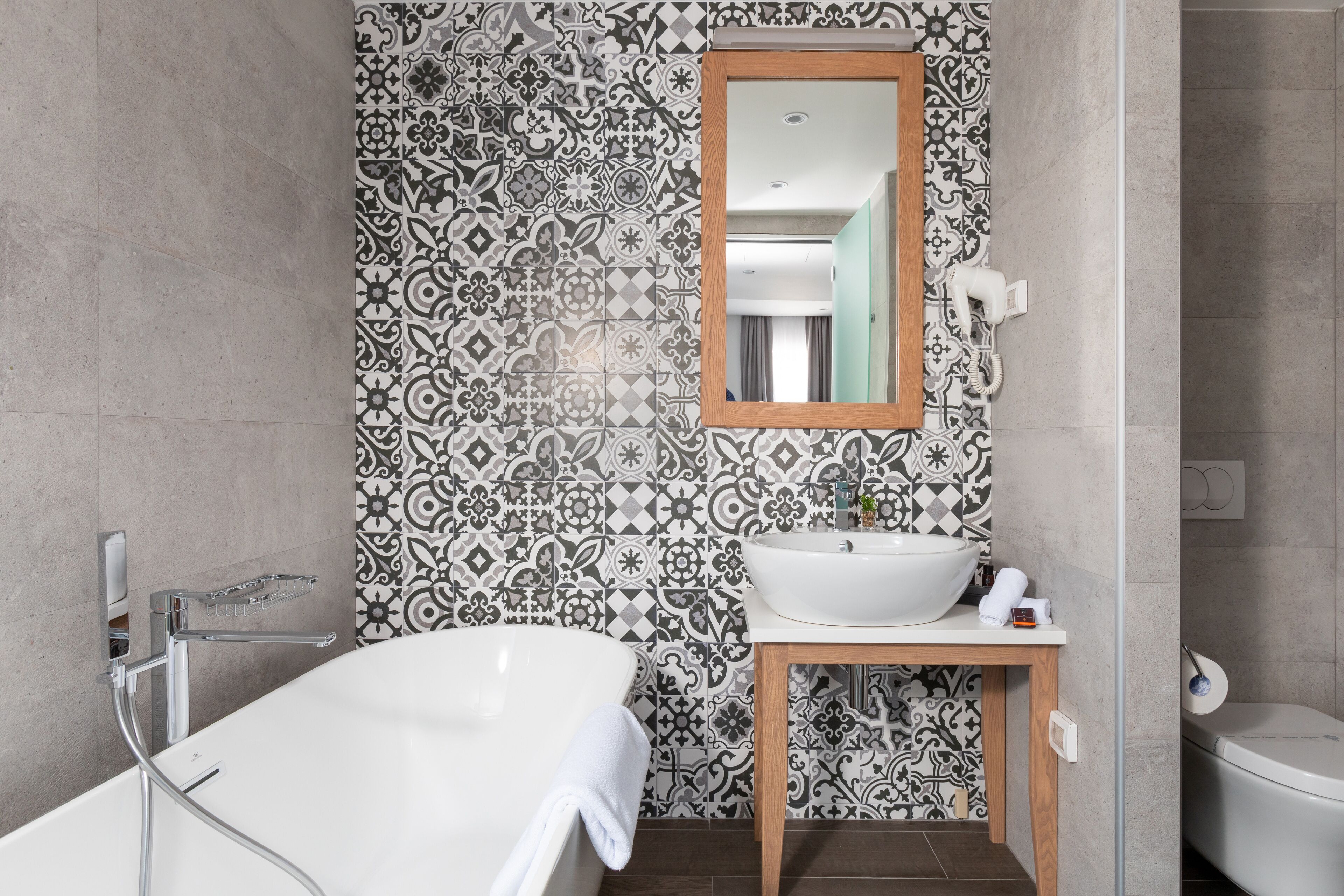 presidential apartment, 2 bedrooms, terrace | bathroom | shower, deep-soaking bathtub, rainfall showerhead