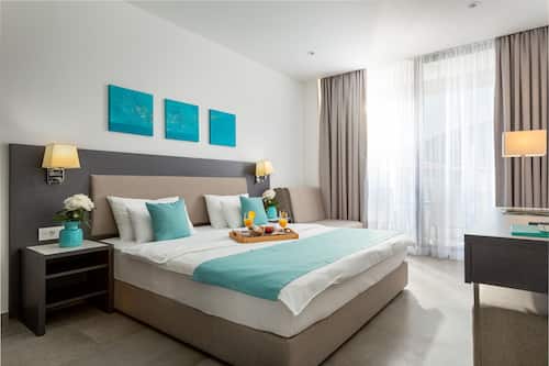 Superior driepersoonskamer | Lakens van Egyptisch katoen, luxe beddengoed, een kluis op de kamer