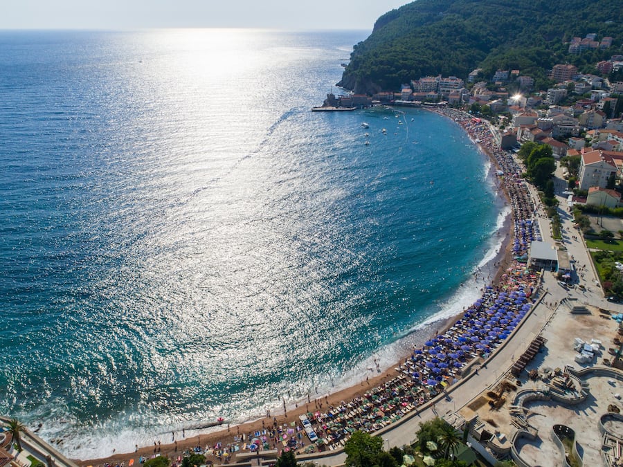 Nära stranden, vit sandstrand, solstolar och parasoller